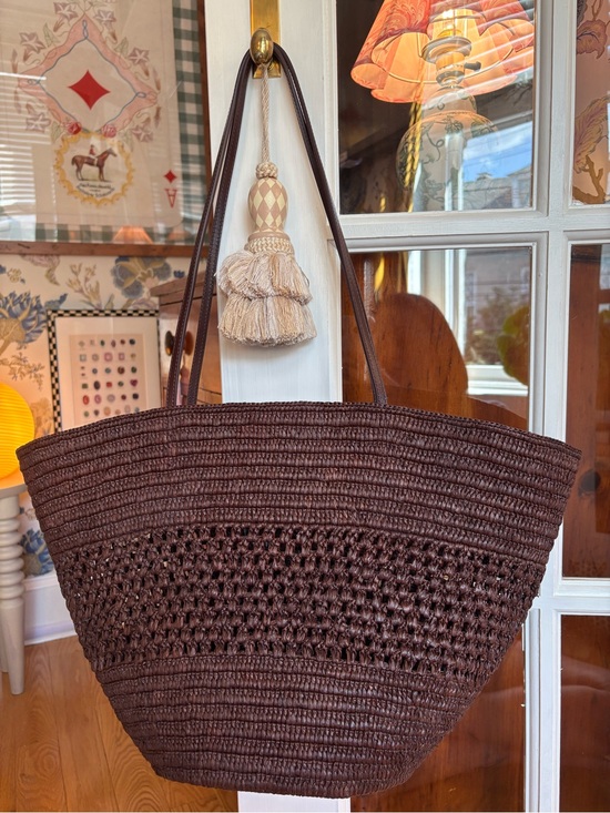 Sezane Handbags - EUC Sezane Maia Basket Bag, Natural Choco Raffia